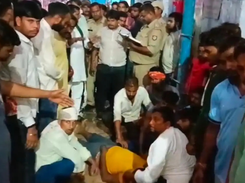 हंगामा करते मजदूर