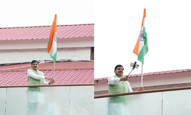मुख्यमंत्री डॉ. मोहन यादव ने हर घर तिरंगा अभियान में मुख्यमंत्री निवास पर फहराया तिरंगा