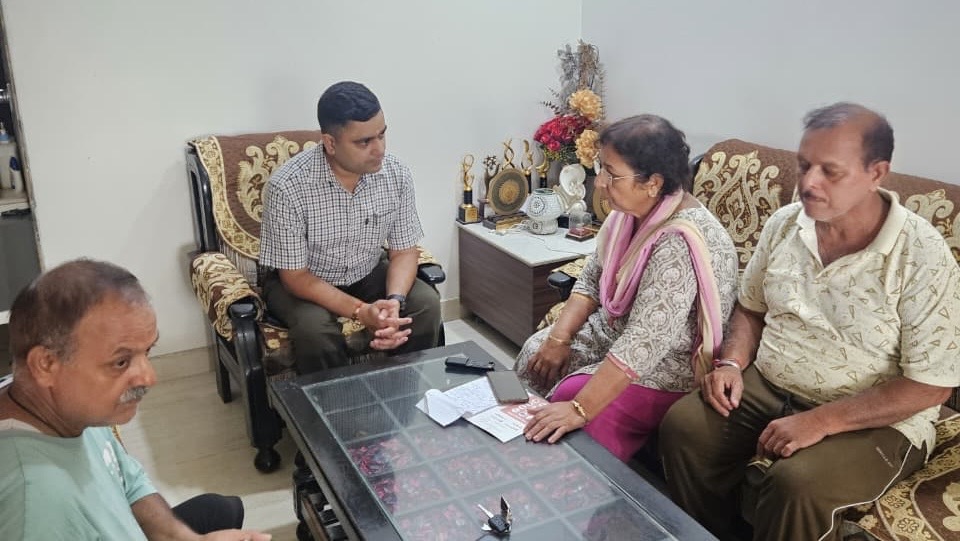 डिजिटल अरेस्ट से मुक्त कराई गई बैंककर्मी महिला के पास जानकारी लेते एसपी सिटी मानुष पारीक व पुलिस टीम।