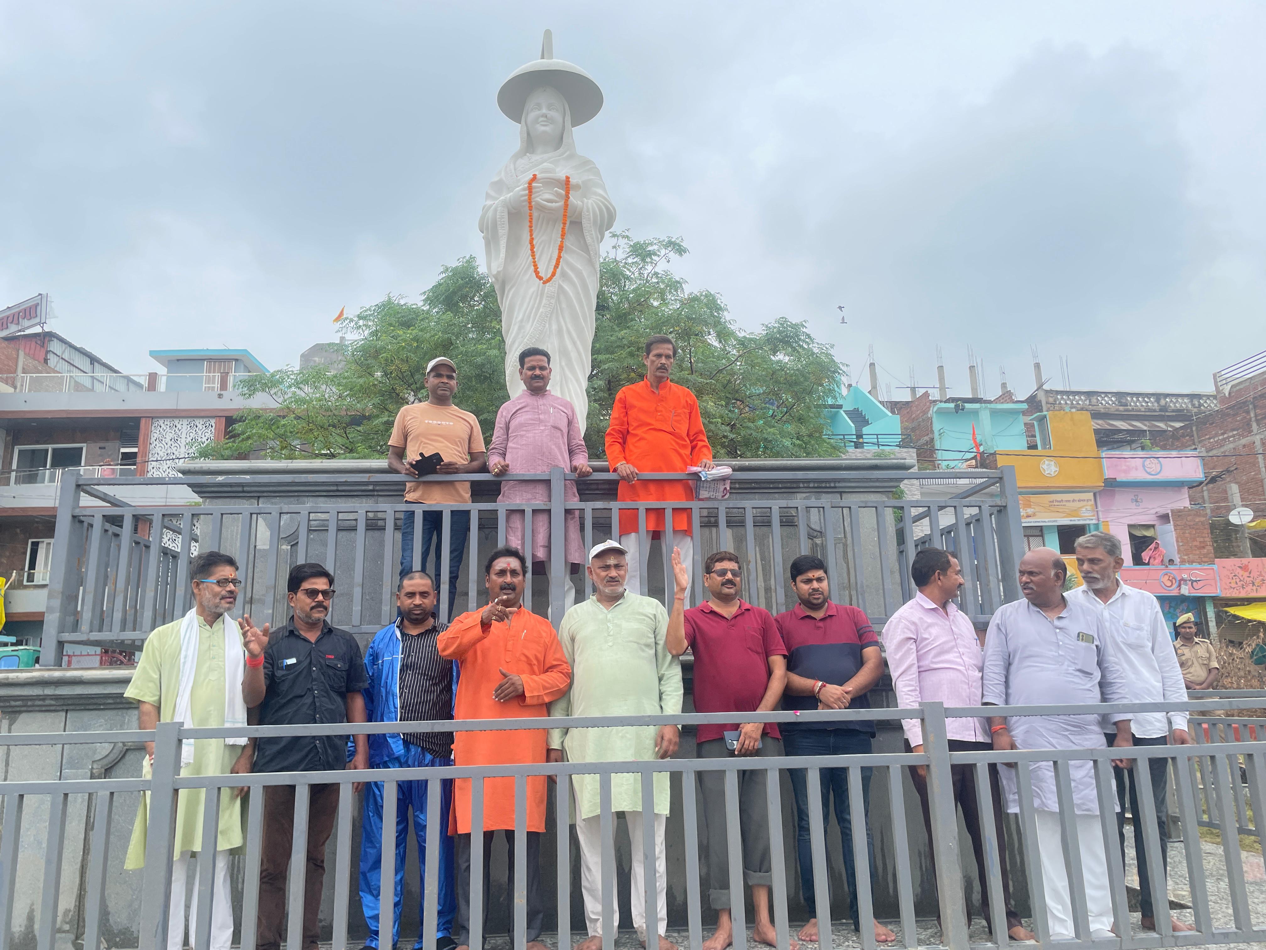 प्रयागराज के दारागंज स्थित राजमाता अहिल्याबाई होलकर मूर्ति स्थल पर श्रद्धांजलि अर्पित करते हुए महापौर गणेश केसरवानी का छाया चित्र