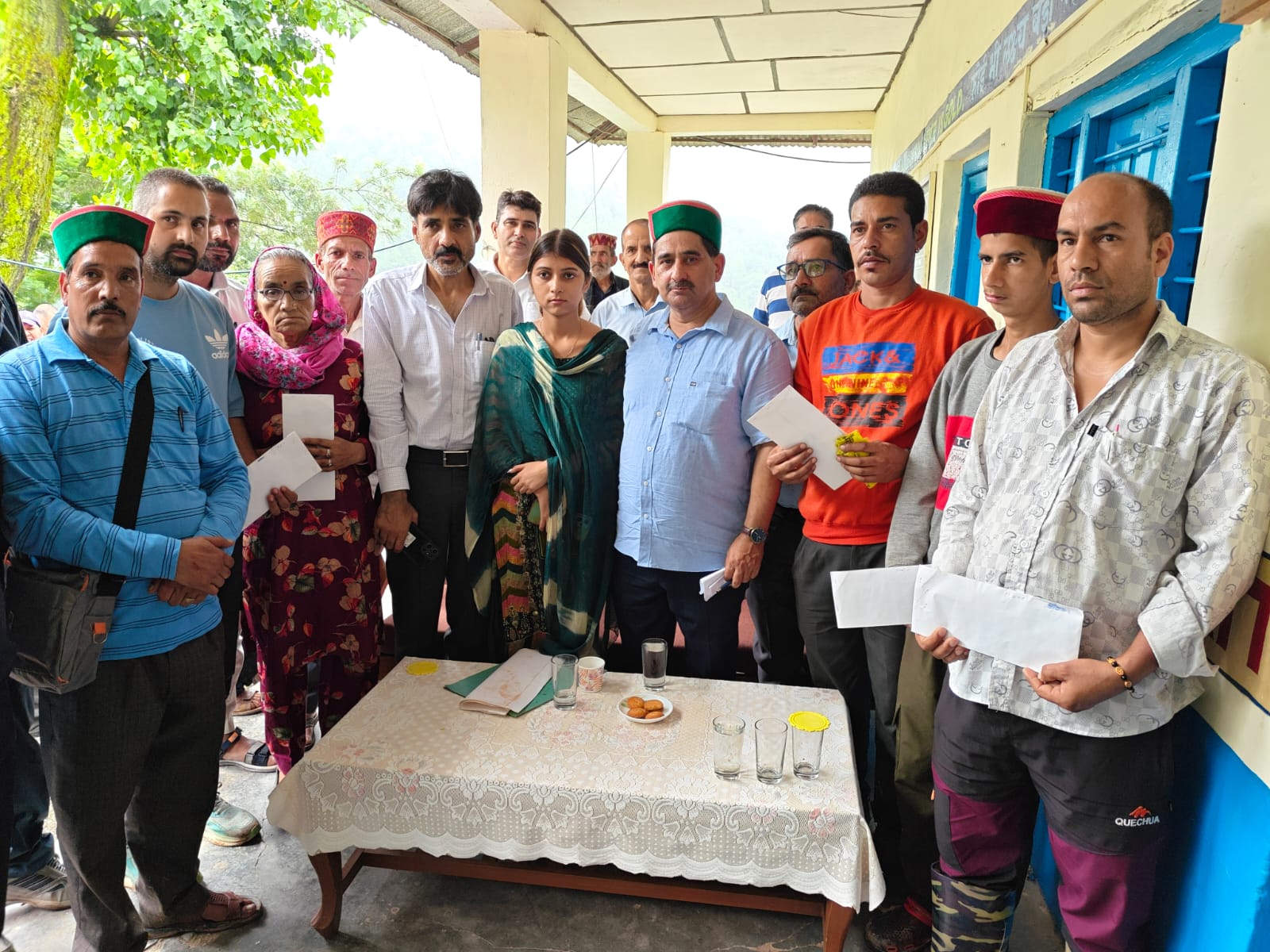 बरसात से प्रभावित लोगों को चेक भेंट करते हुए उपमुख्य सचेतक।