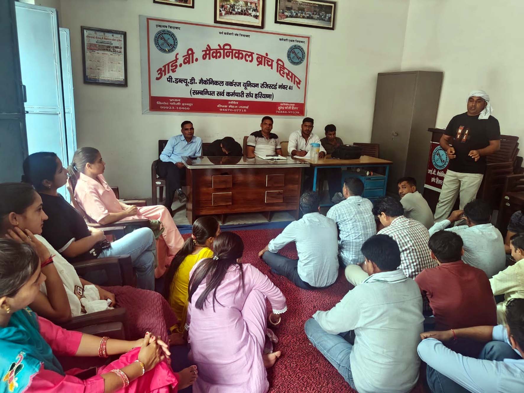 आईबी मैकेनिकल ब्रांच की आम सभा को संबोधित करते यूनियन पदाधिकारी।