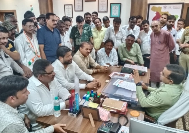 नगर आयुक्त के साथ वार्ता करते पूर्व केंद्रीय मंत्री व सपा के पूर्व राज्यसभा सांसद