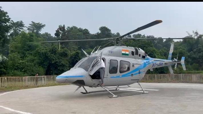 हेलीपैड पर उतरा हेलीकॉप्टर