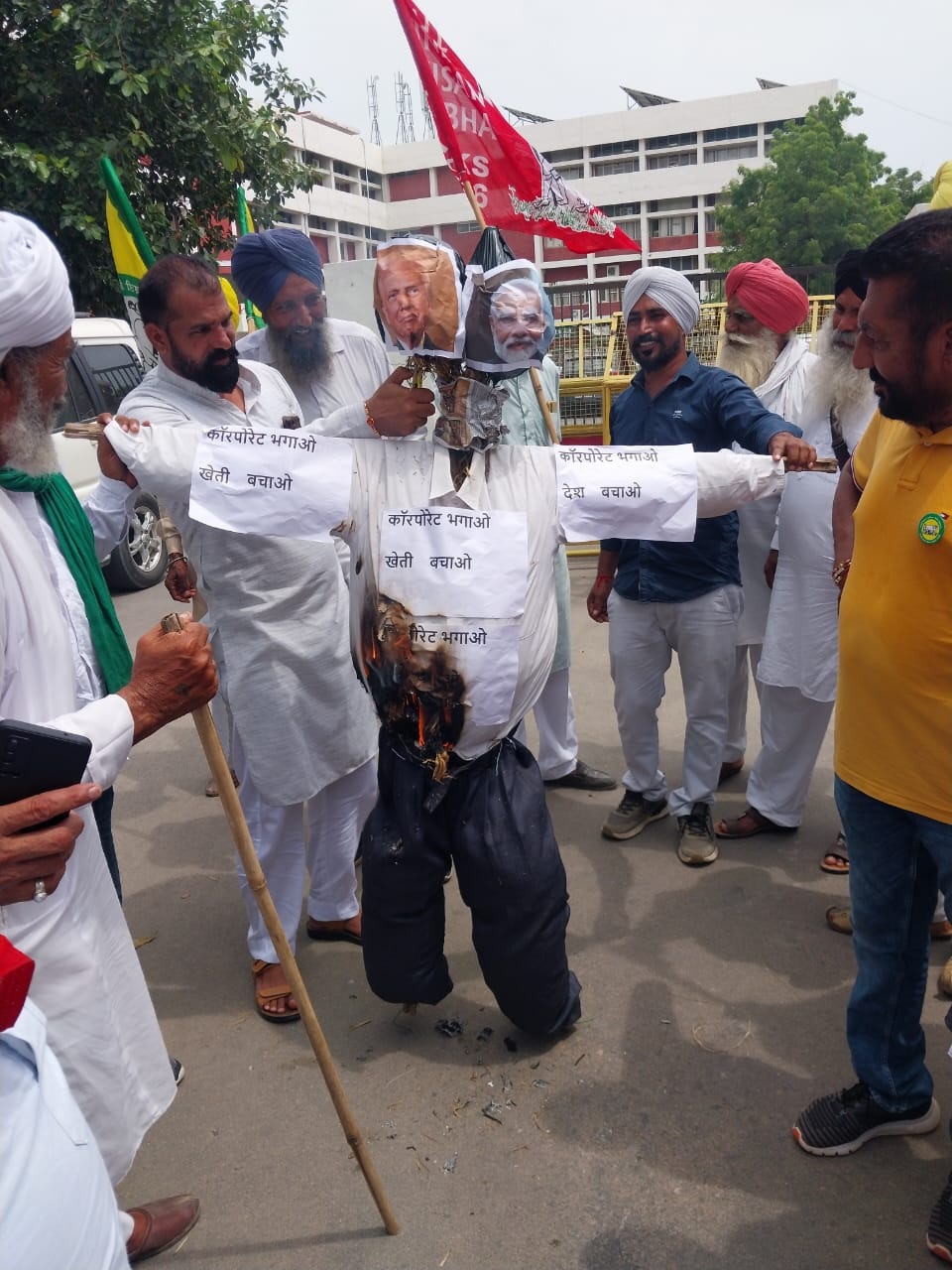 अमेरिकी राष्ट्रपति व भारत के प्रधानमंत्री का पुतला फूंकते किसान संगठन।