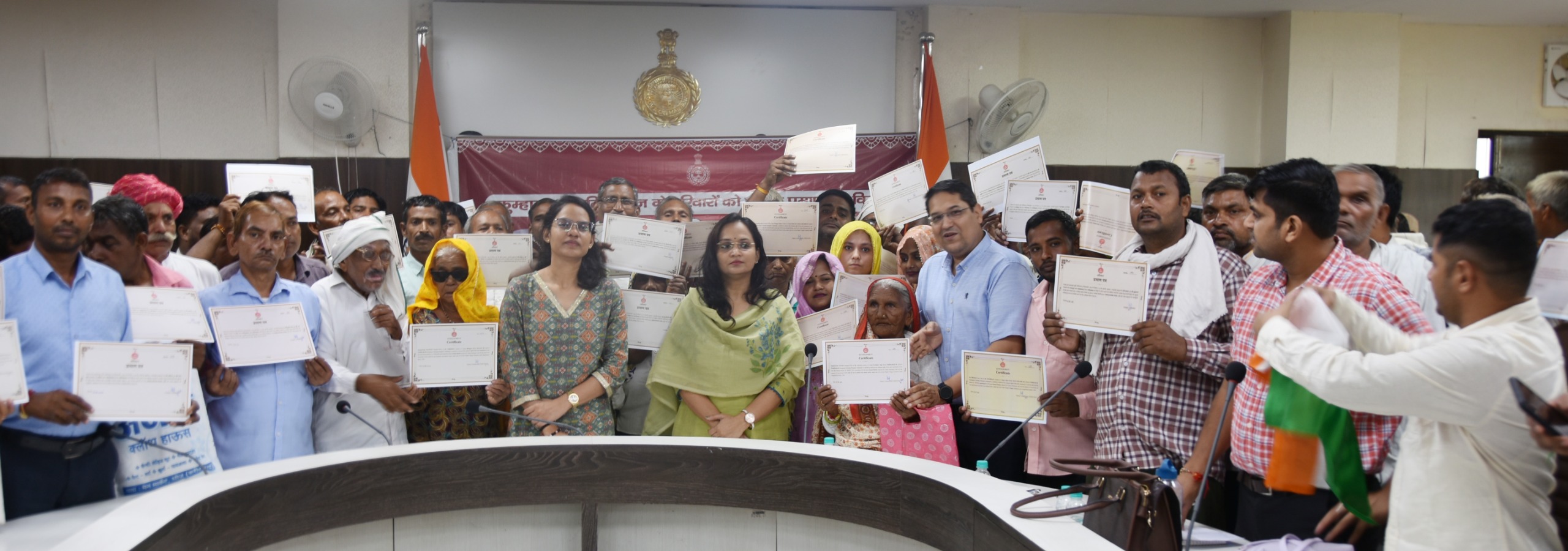 प्रजापति समाज के पात्र अधिकार पत्र हासिल करने के बाद अधिकारियों के साथ
