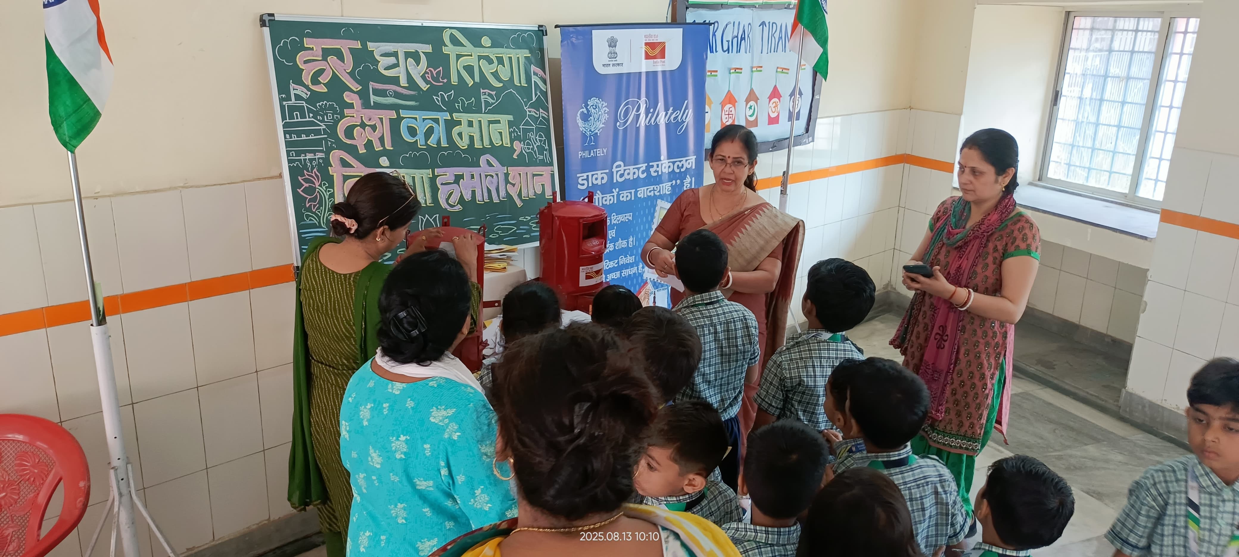 लेखन आयोजन में जुटे बच्चे, अतिथि और शिक्षकगण