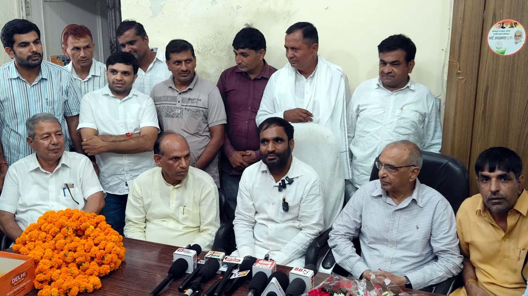 कांग्रेस भवन में पत्रकारों से बातचीत करते जिला अध्यक्ष बृजलाल बहबलपुरिया।
