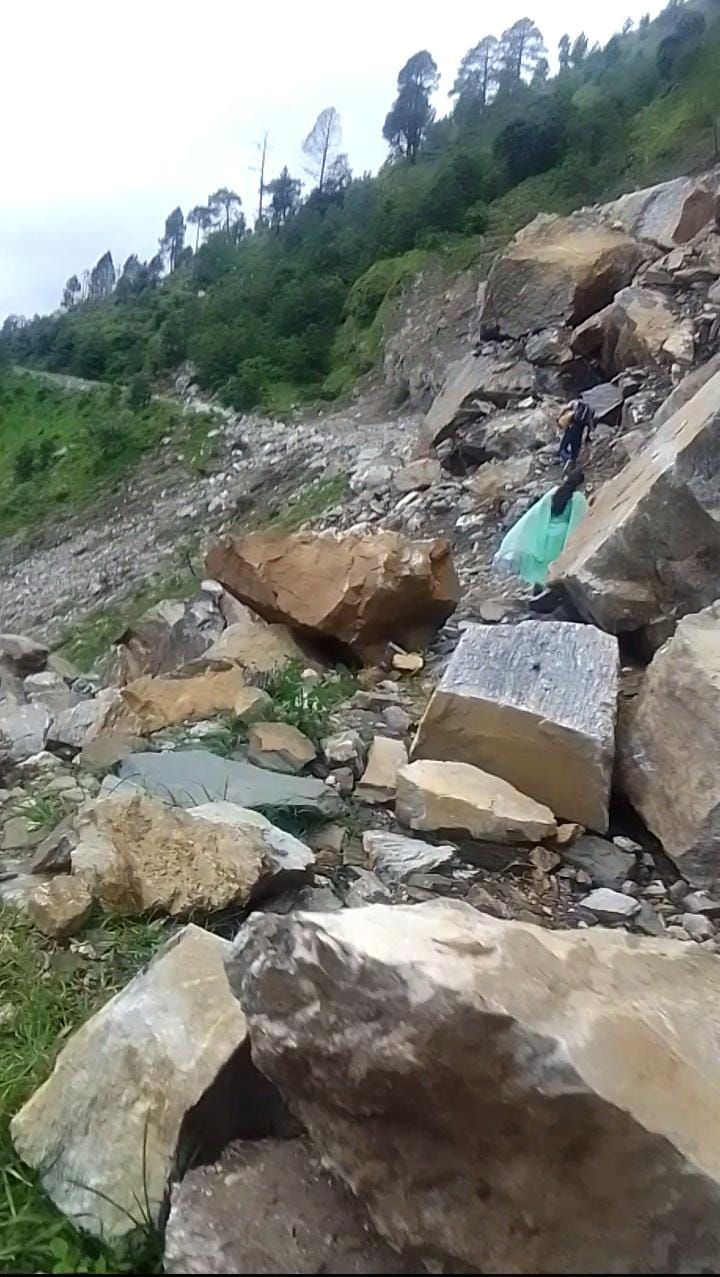 भटवाड़ी की कुज्जन गांव का मोटर मार्ग जुलाई माह से बंद, ग्रामीण परेशान भटवाड़ी की कुज्जन गांव का मोटर मार्ग जुलाई माह से बंद, ग्रामीण परेशान