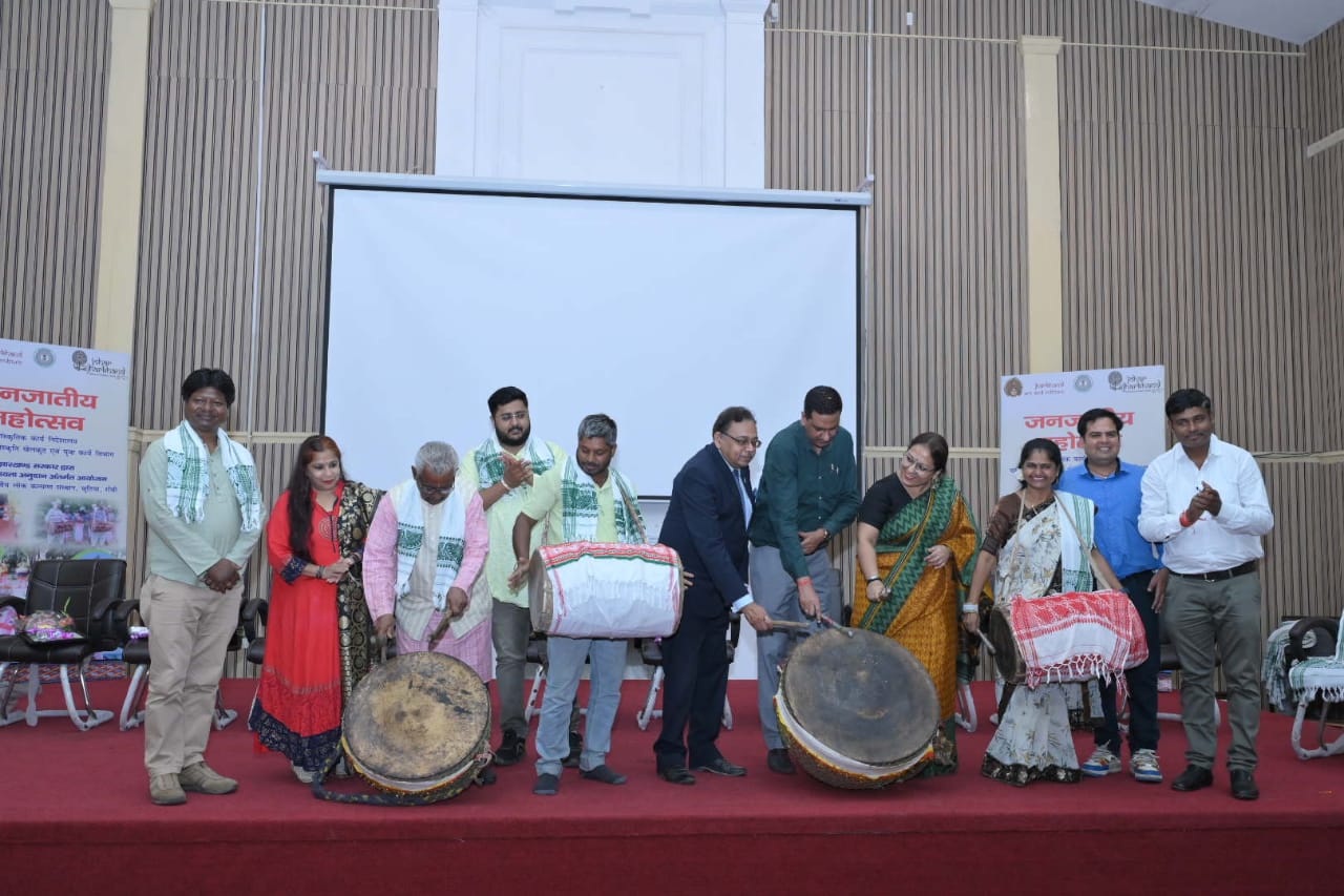 जनजातीय महोत्सव में प्रस्‍तुती देते कलाकार