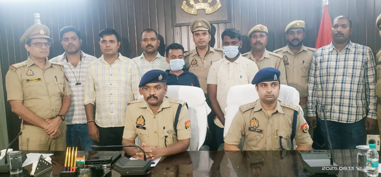 बीएचयू प्रोफेसर पर हमले के आरोपितों के साथ पुलिस टीम