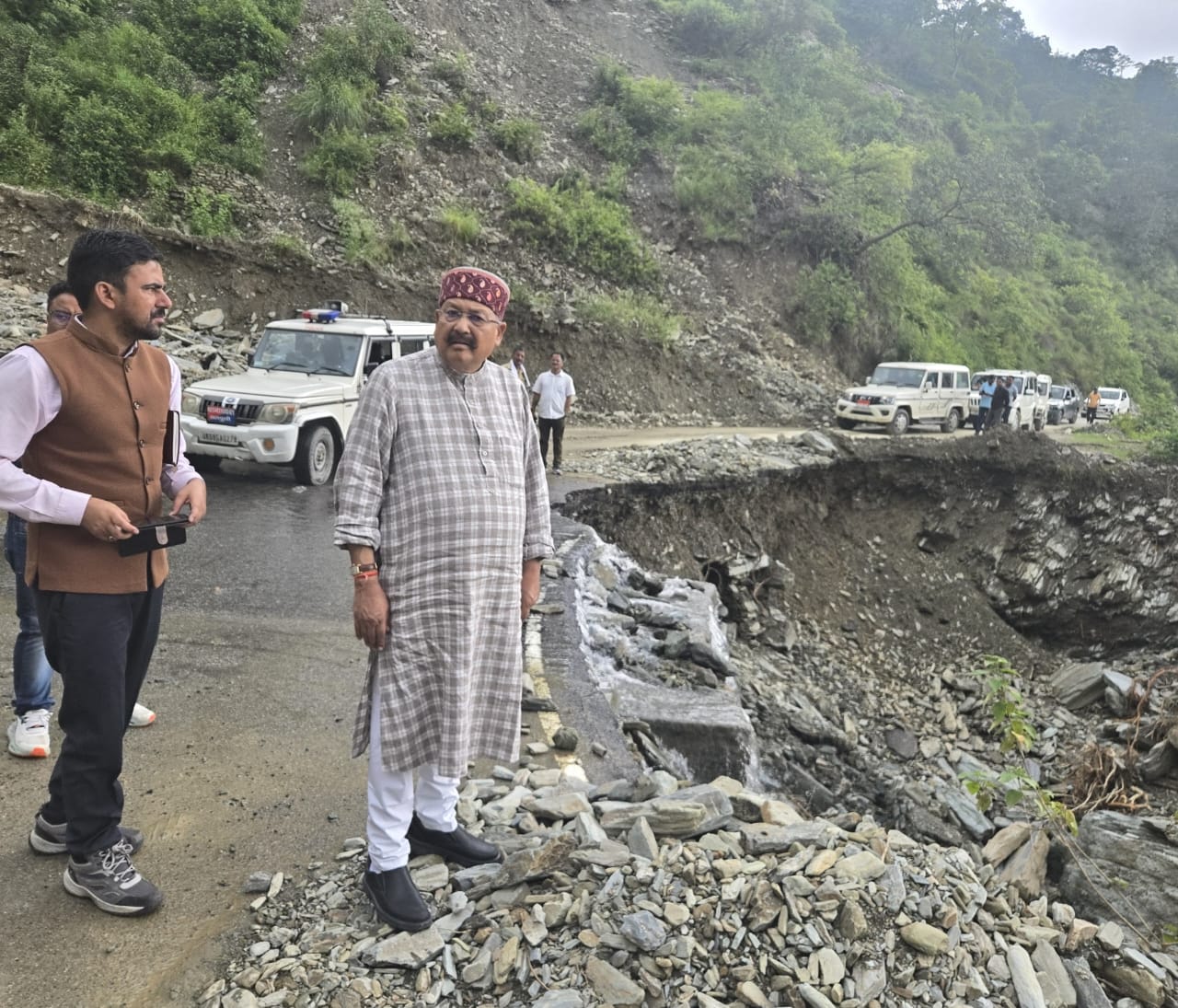 सतपाल महाराज ने भारी बारिश एवं अतिवृष्टि से प्रभावित क्षेत्रों का किया स्थलीय निरीक्षण