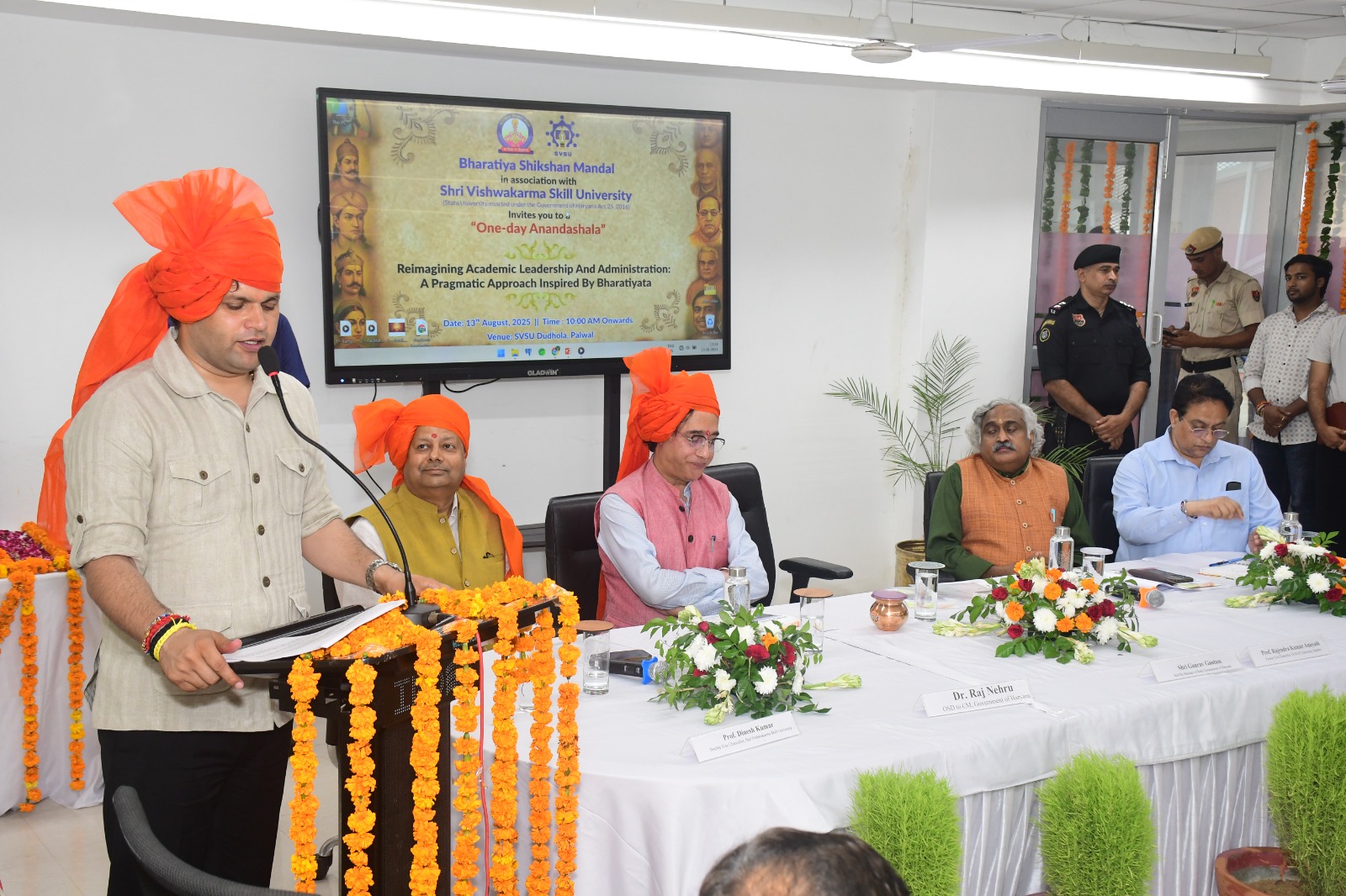 मुख्यातिथि युवा सशक्तिकरण एवं उद्यमिता राज्य मंत्री श्री गौरव गौतम को सम्मानित करते कुलगुरु प्रोफेसर दिनेश कुमार।
