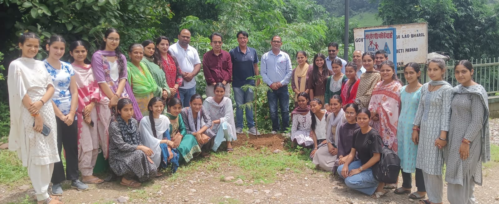 नशे के खिलाफ प्रतीकात्मक तौर पर एक पौधा रोपित करने के पश्चात।