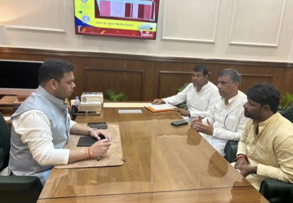 विधायक ने शिक्षा मंत्री के सामने रखी क्षेत्र की समस्याएं