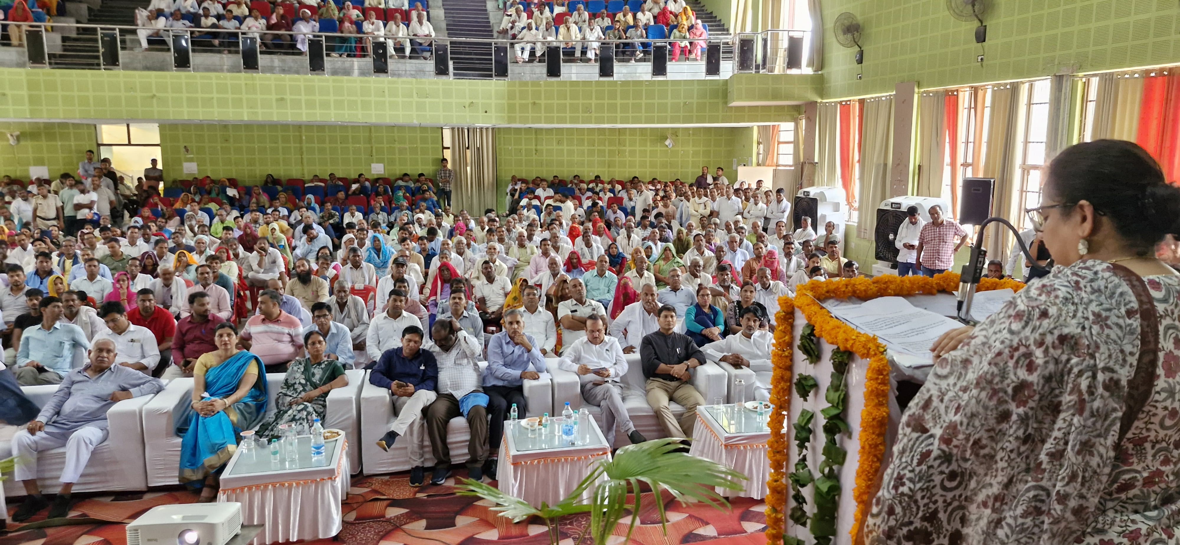 जिला स्तरीय पात्रता प्रमाण पत्र वितरण कार्यक्रम में संबोधित करती स्वास्थ्य मंत्री आरती सिंह राव।