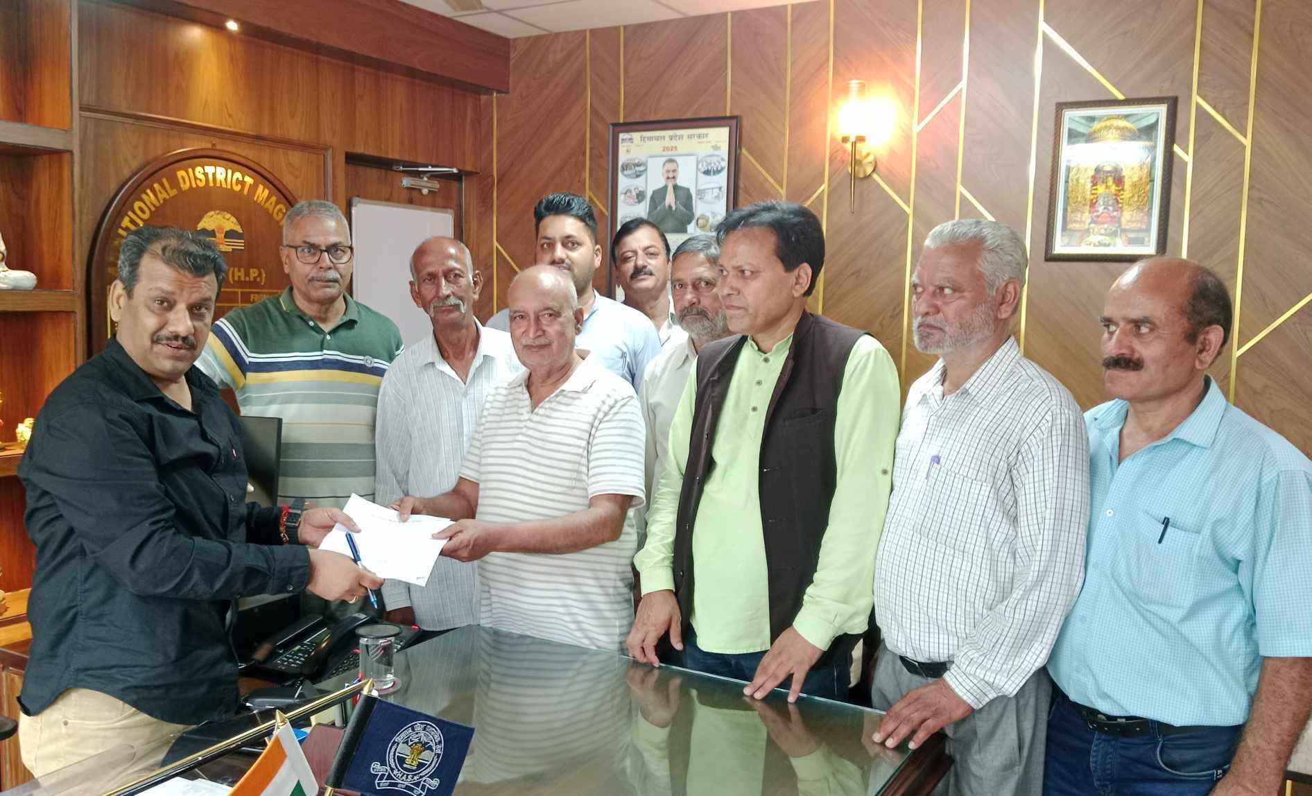एडीएम के माध्यम से राष्ट्रपति को ज्ञापन भेजते हुए।