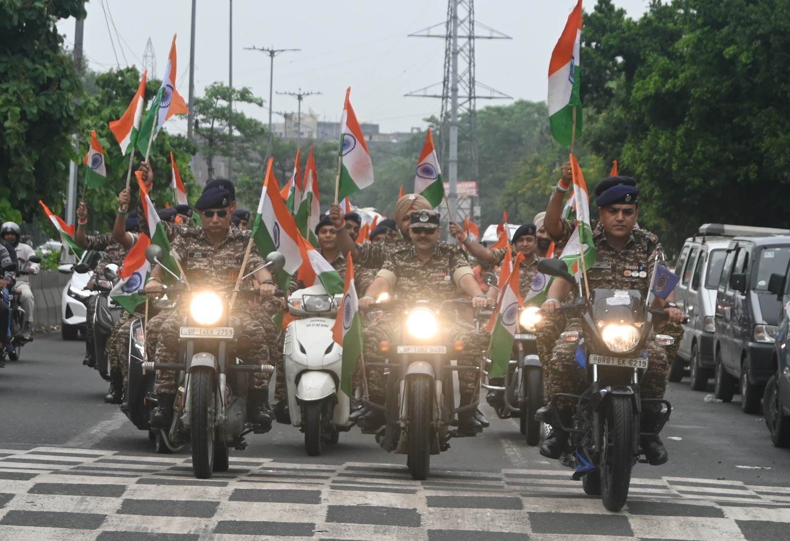 हर घर तिरंगा अभियान के तहत मंगलवा को नोएडा में 31वीं वाहिनी के जवान रैली निकालते हुए