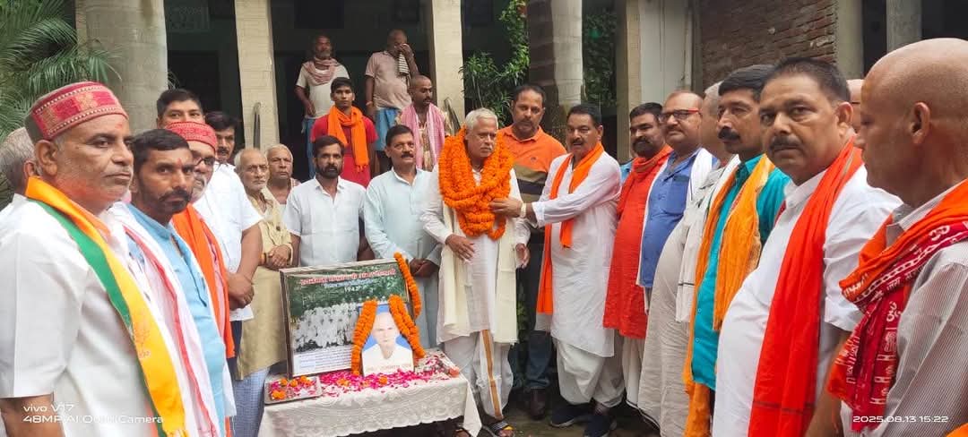 सेनानी परिवार को सम्मानित करते पूर्व मंत्री नारद राय