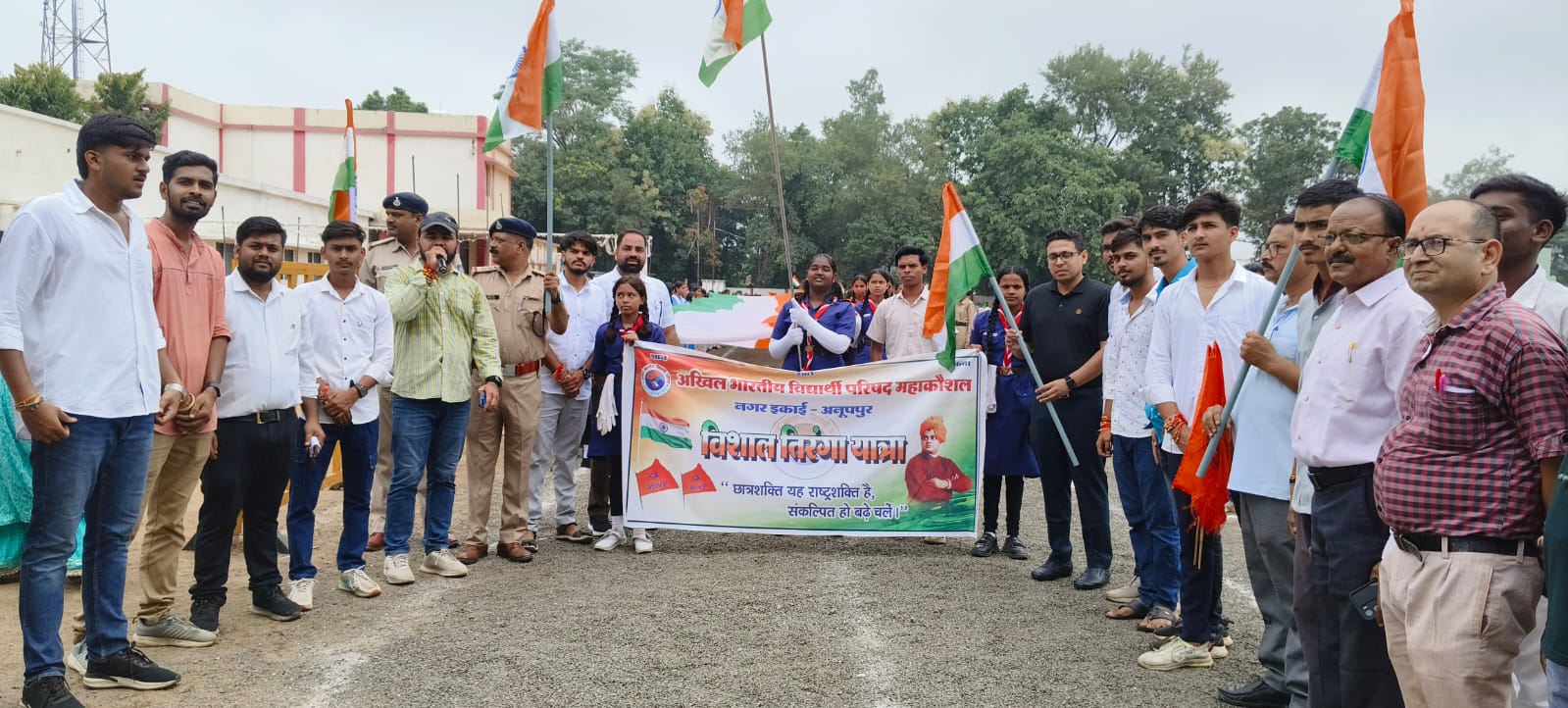 कलेक्टर हर्षल पंचोली हरी झंडी दिखाकर रवाना करते