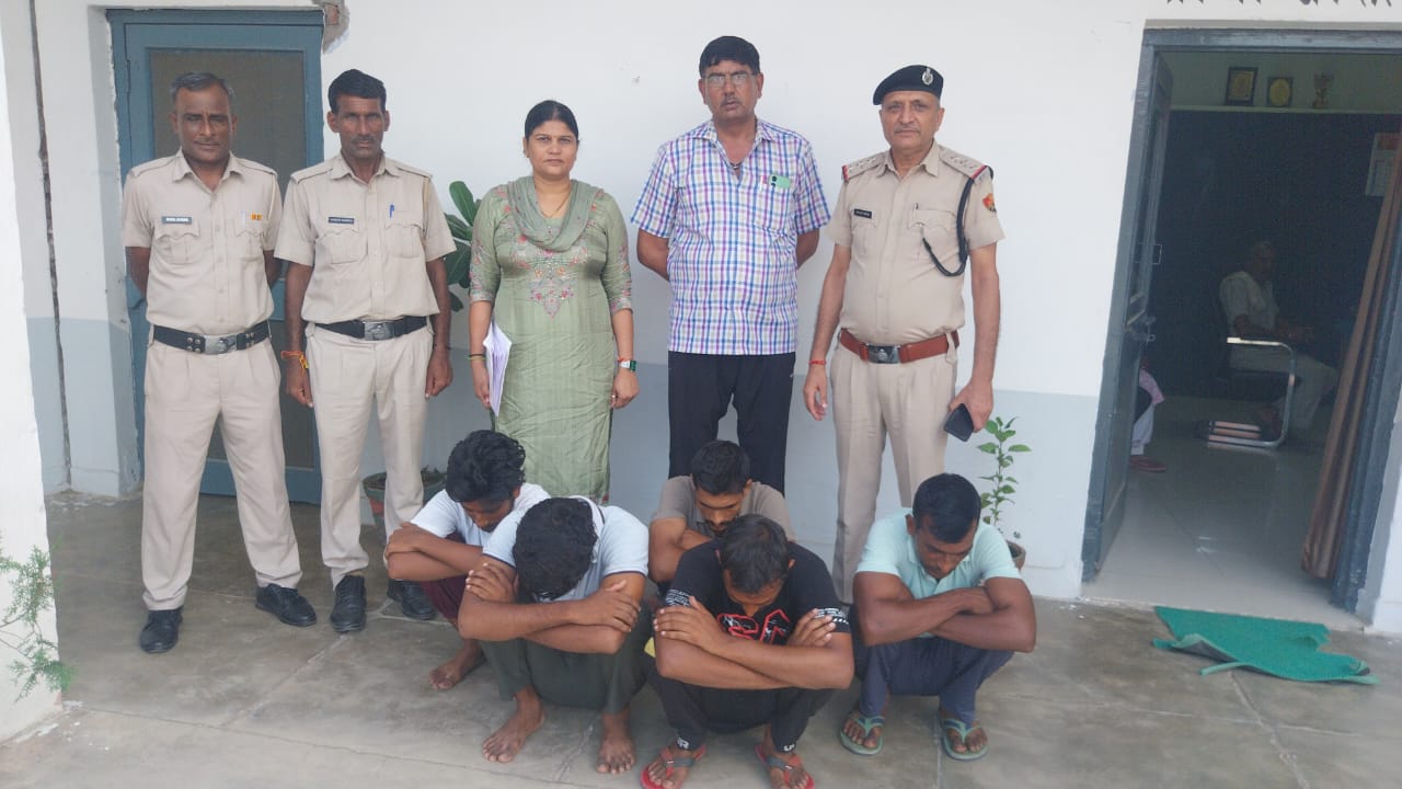 पुलिस गिरफ्त में आरोपित।
