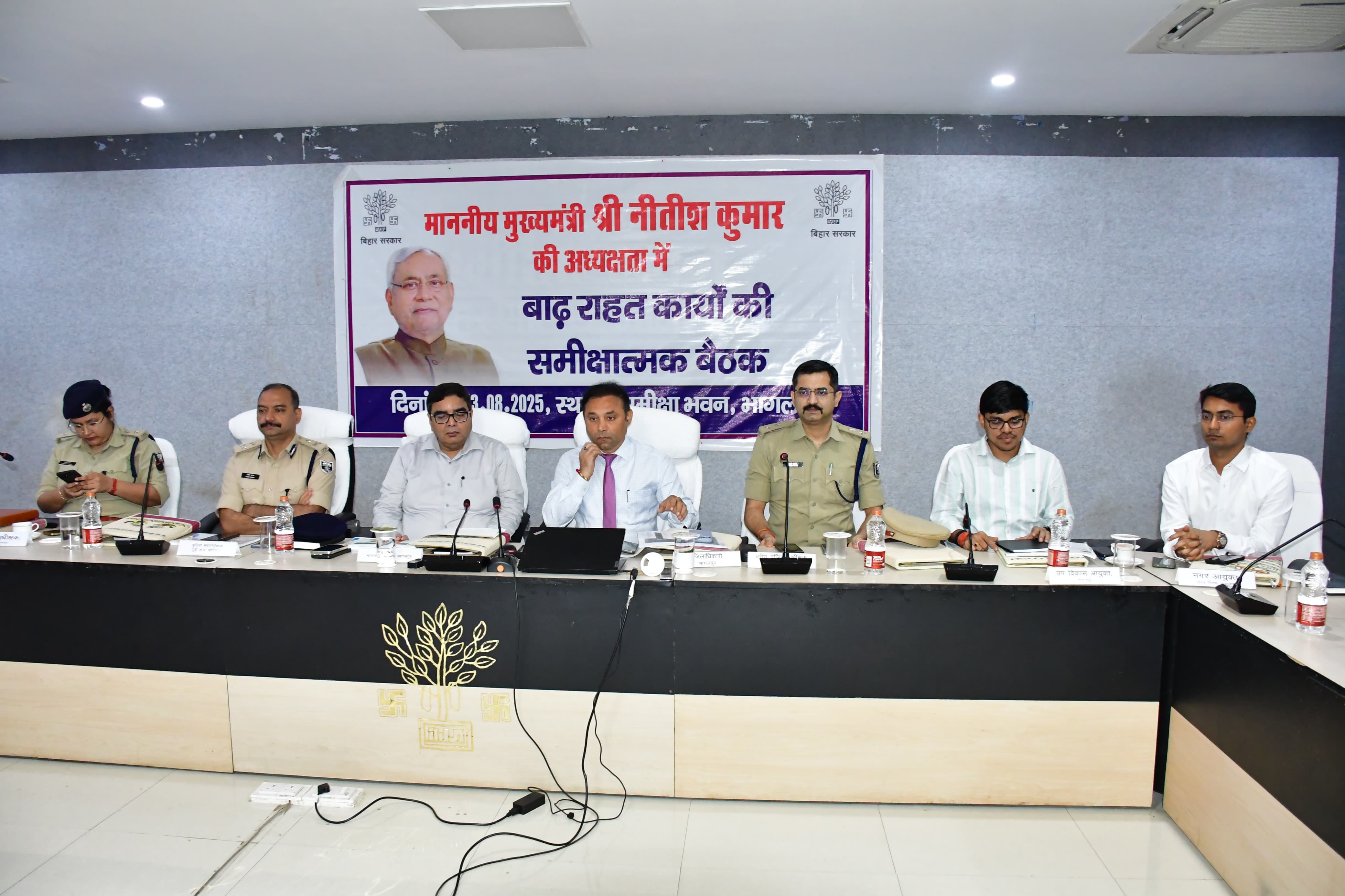 बैठक में शामिल अधिकारी
