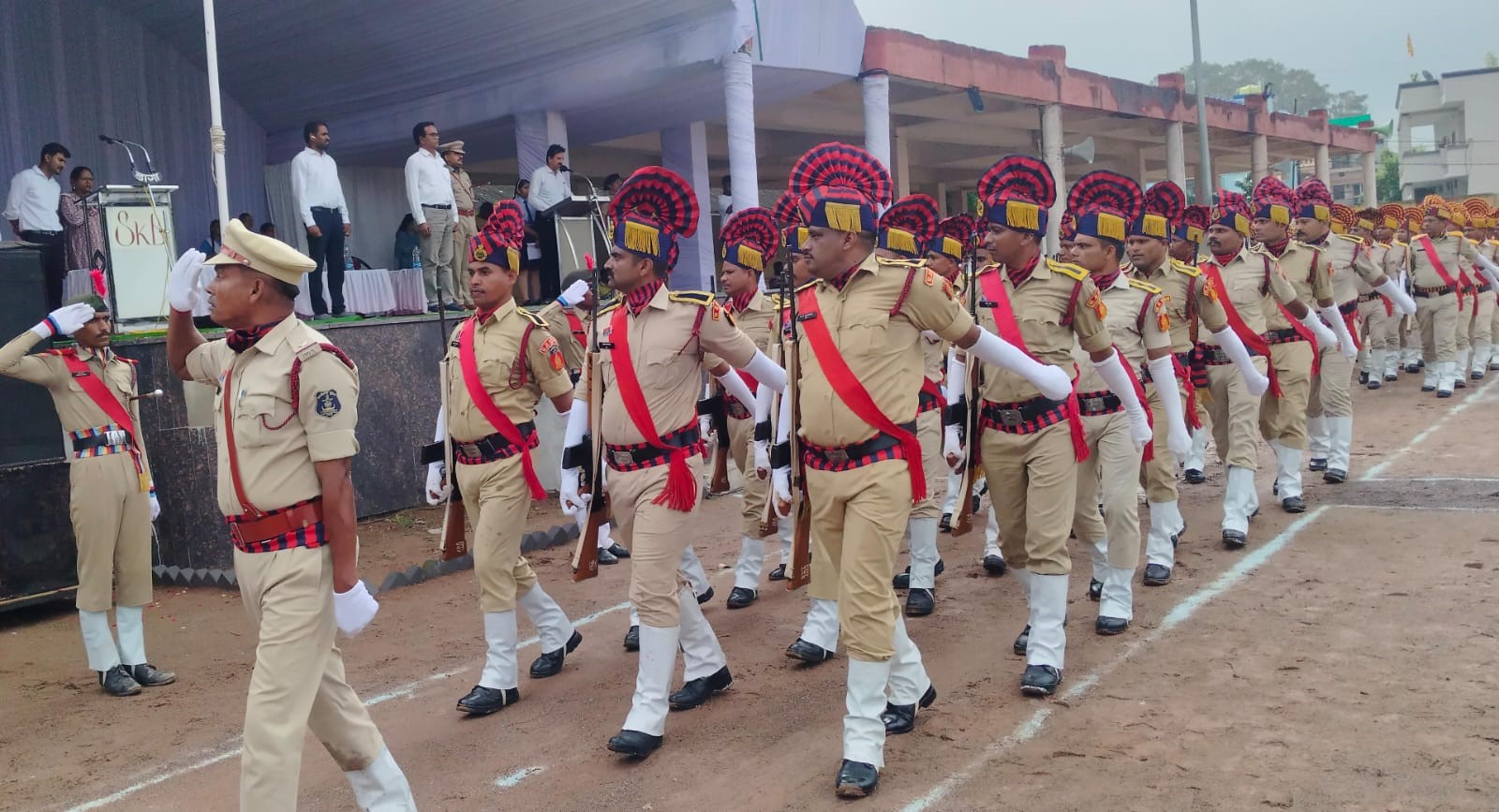 मार्चपास्ट कर सलामी देते हुए पुलिस जवान।
