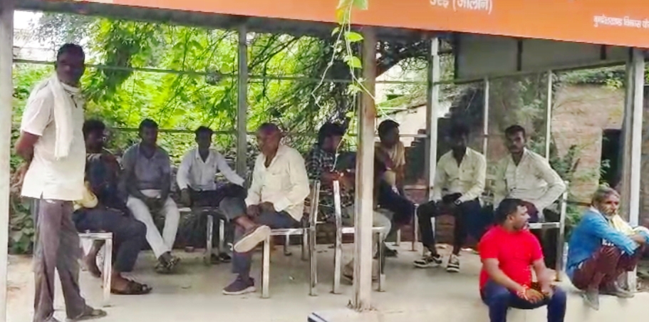 मोर्चरी के बाहर मौजूद परिजन