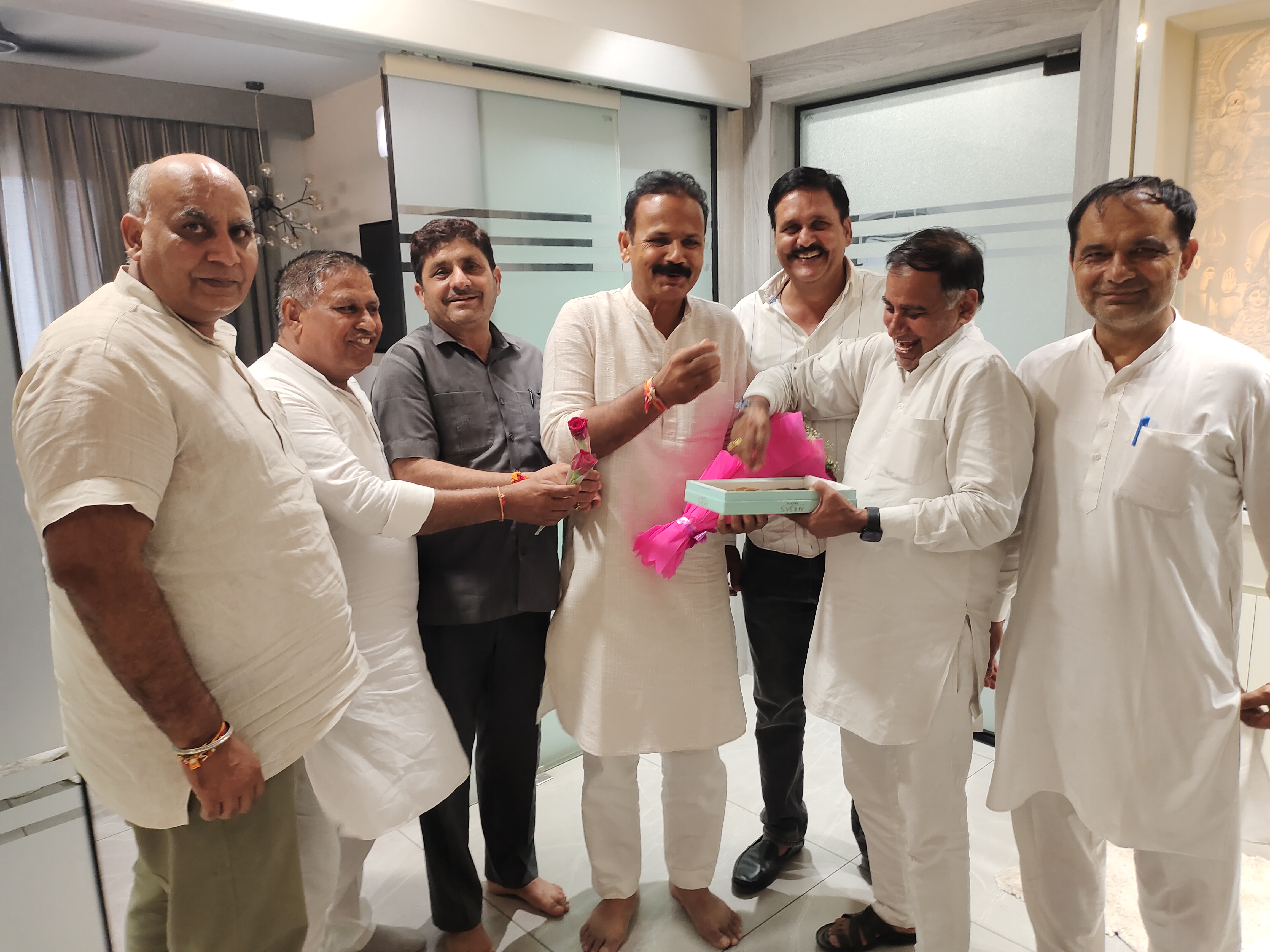 जिला पानीपत ग्रामीण से कांग्रेस से रमेश मालिक को अध्यक्ष बनाए जाने पर उनका स्वागत करते कार्यकर्ता