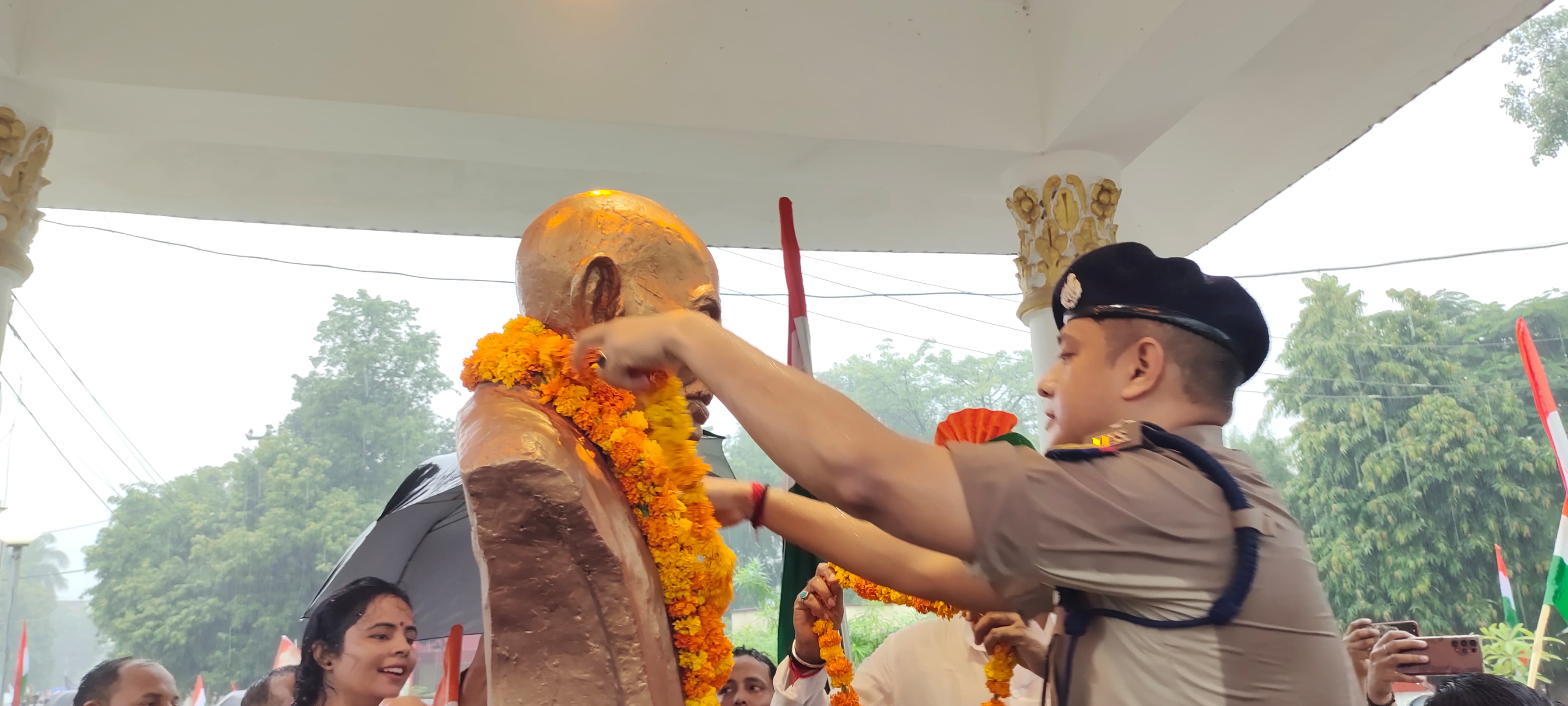 गांधी जी को माल्यार्पण करते हुए पुलिस अधीक्षक डॉ कौस्तुभ