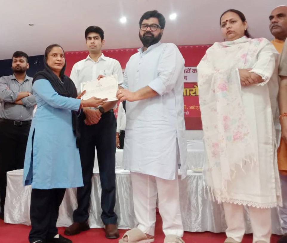 प्रजापत समाज के प्रतिनिधियों को प्रमाण पत्र वितरित करते राज्यसभा सांसद कार्तिकेय शर्मा।