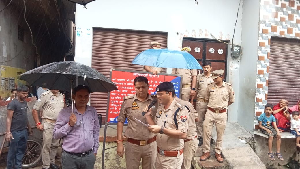 संपत्ति कुर्क करती पुलिस टीम