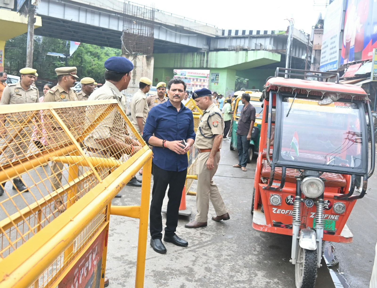पुलिस कमिश्नर आटो स्टैंड में