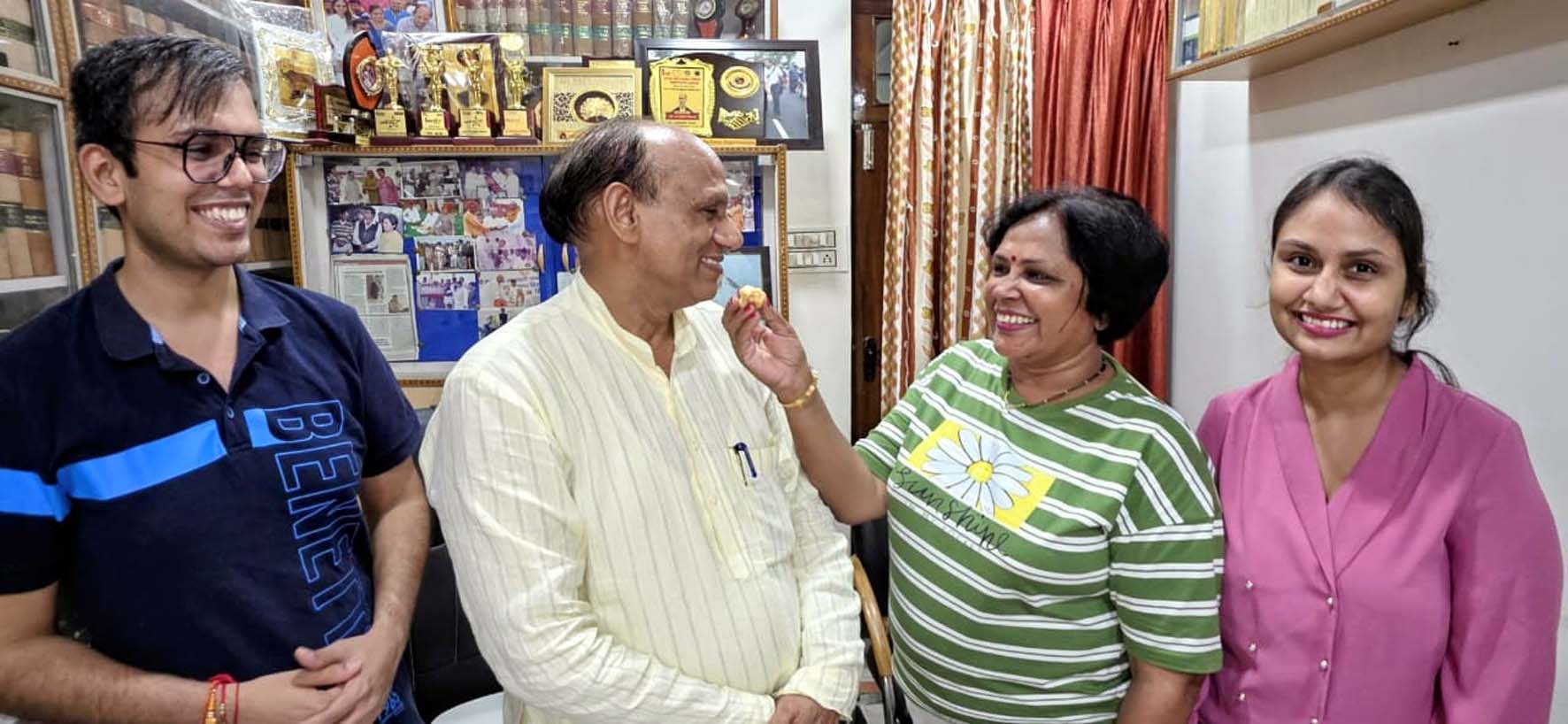 सूची जारी हाेते ही मंगलवार रात को घर में मिठाई बांटते लाल बहादुर खोवाल।