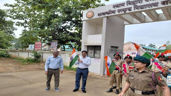 एनसीसी ट्रुप के कैडेट्स ने निकाली तिरंगा रैली