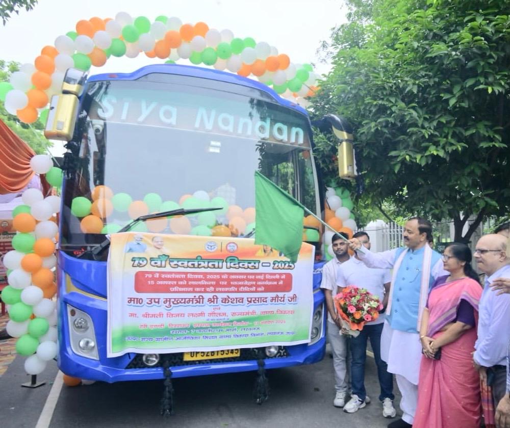 उप मुख्यमंत्री केशव प्रसाद मौर्य हरी झण्डी दिखाकर बस को नई दिल्ली के लिए करते हुए।
