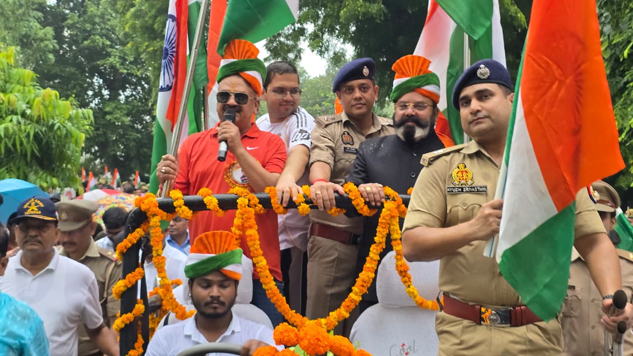 जिलाधिकारी डॉ दिनेश चंद्र सिंह के नेतृत्व में निकाली गई तिरंगा यात्रा में शामिल हुए जिला जज पुलिस अधीक्षक सीडीओ झंडा लेकर आगे गाड़ी पर