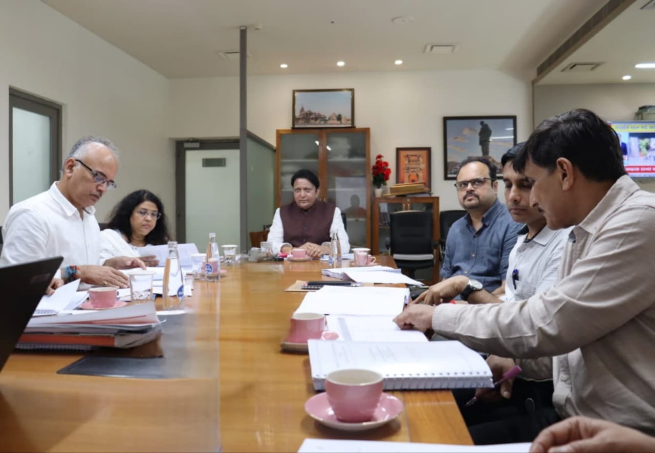 गांधीनगर में बैठक हुई गांधीनगर में बैठक हुई