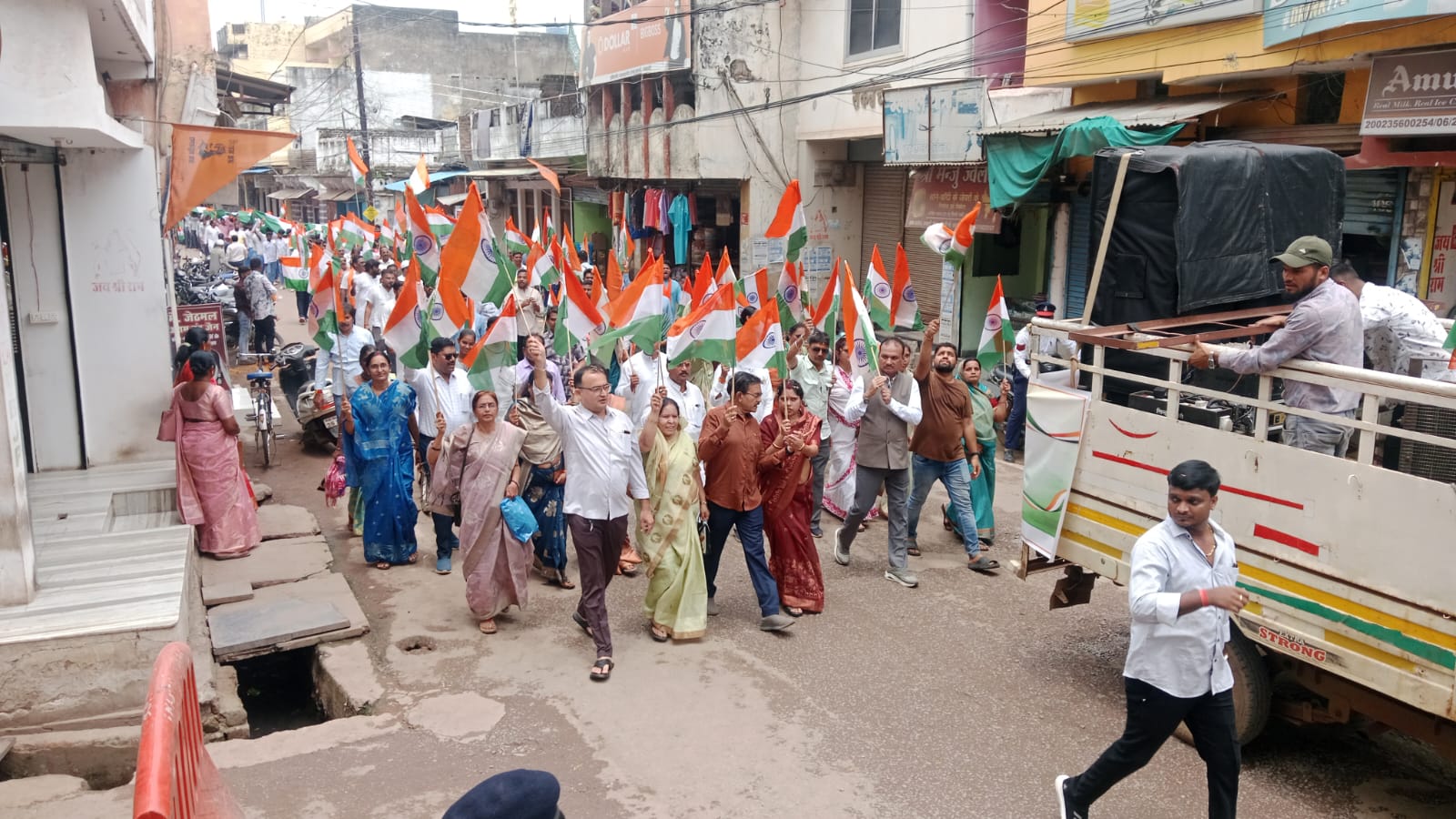 तिरंगा लेकर चलते हुए भाजपाई।