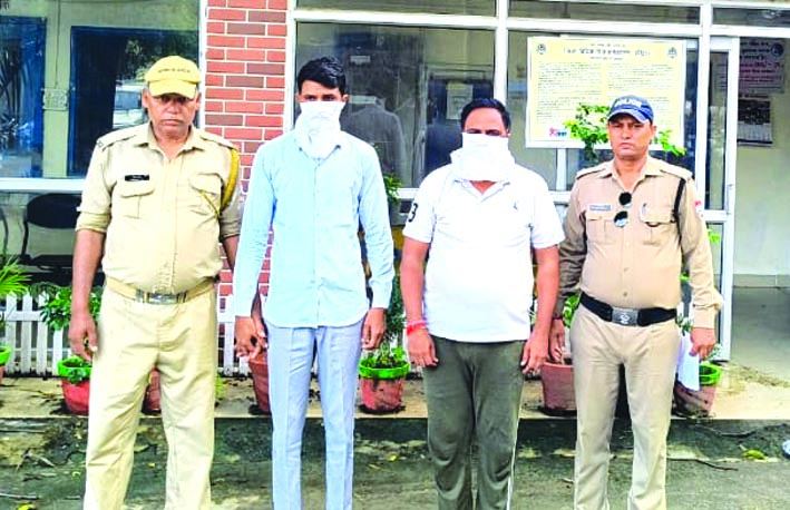 पुलिस गिरफ्त में आरोपित पुलिस गिरफ्त में आरोपित
