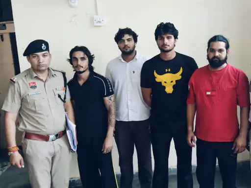 पुलिस की गिरफ्त में आरोपी।