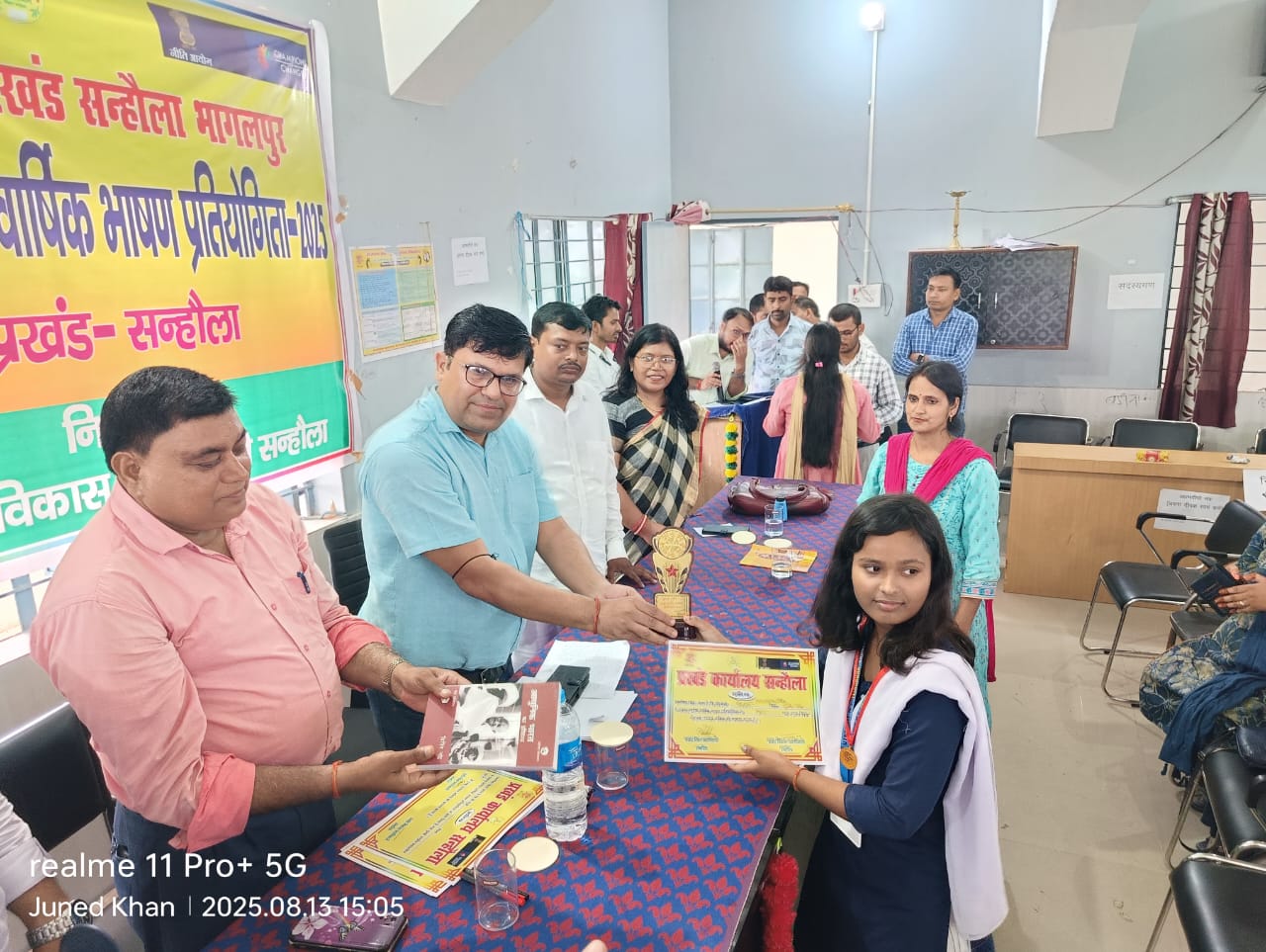 विजयी प्रतिभागी को पुरस्कृत करते अतिथि