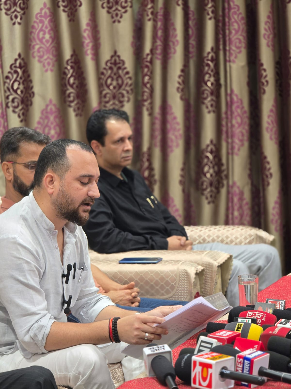 छवि को धूमिल करने के लिए षडयंत्र के तहत  पुलिस उपाधीक्षक एवं उनकी टीम द्वारा की गई