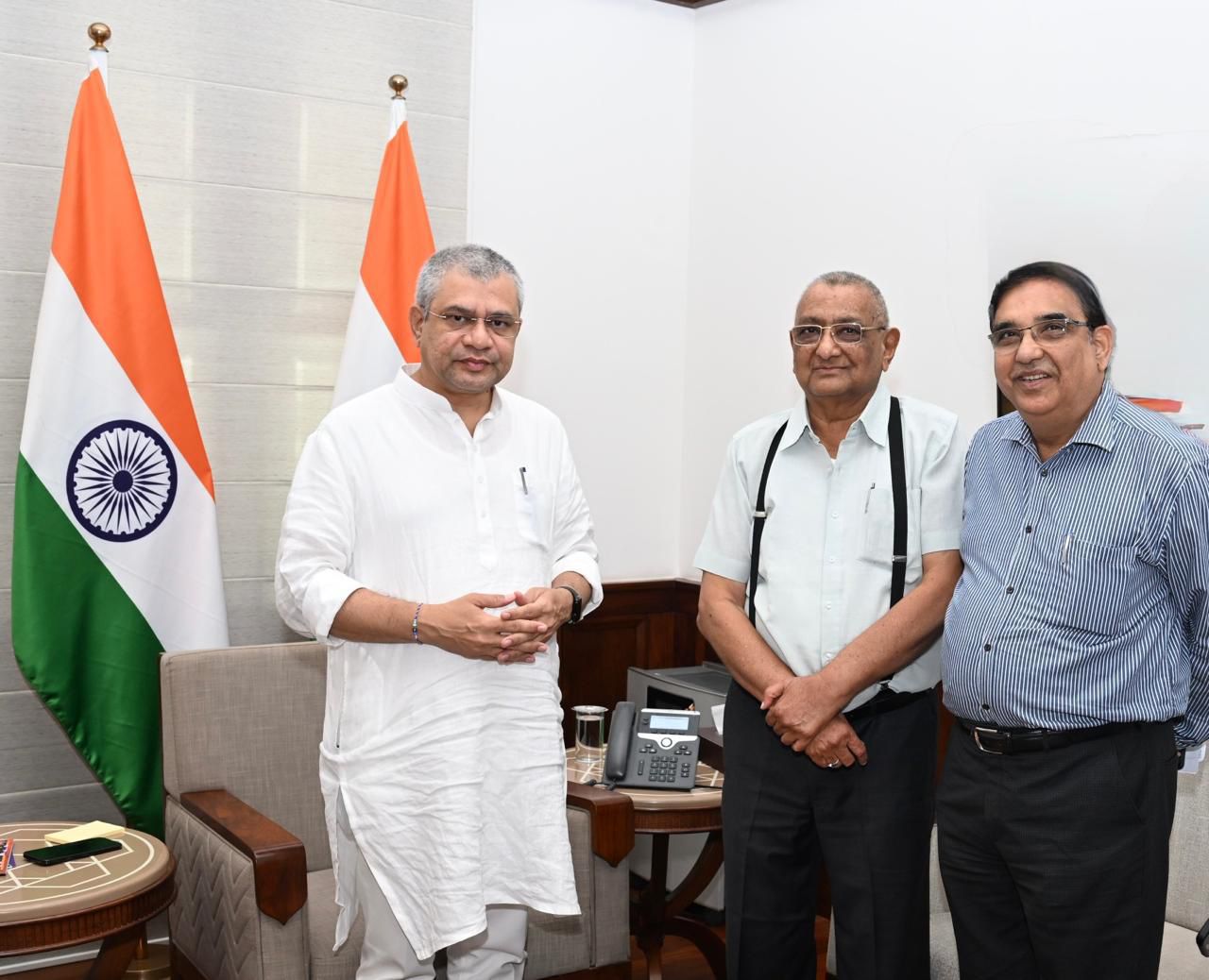 सुक्षेम फाउंडेशन सुजानगढ़ के फाउंडर ट्रस्टी के सी मालू नई दिल्ली में केन्द्रीय रेल मन्त्री अश्विनी वैष्णव के साथ।