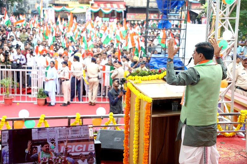 मुख्यमंत्री डॉ. मोहन यादव इंदौर में विशाल तिरंगा यात्रा में शामिल हुए मुख्यमंत्री डॉ. मोहन यादव इंदौर में विशाल तिरंगा यात्रा में शामिल हुए