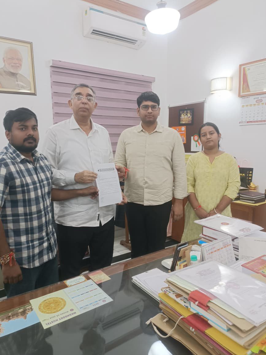 अभाविप दिल्ली प्रदेश मंत्री सार्थक शर्मा ज्ञापन सौंपते हुए