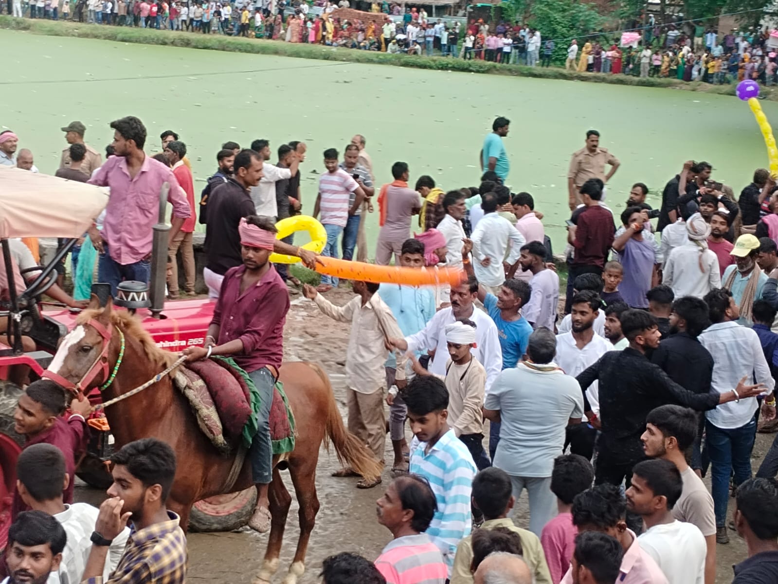 मेले में  दूसरे गांव से आए बाराती