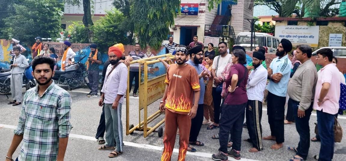 गौचर बैरियर पर इस तरह तीर्थयात्रियों को रोक रही पुलिस।