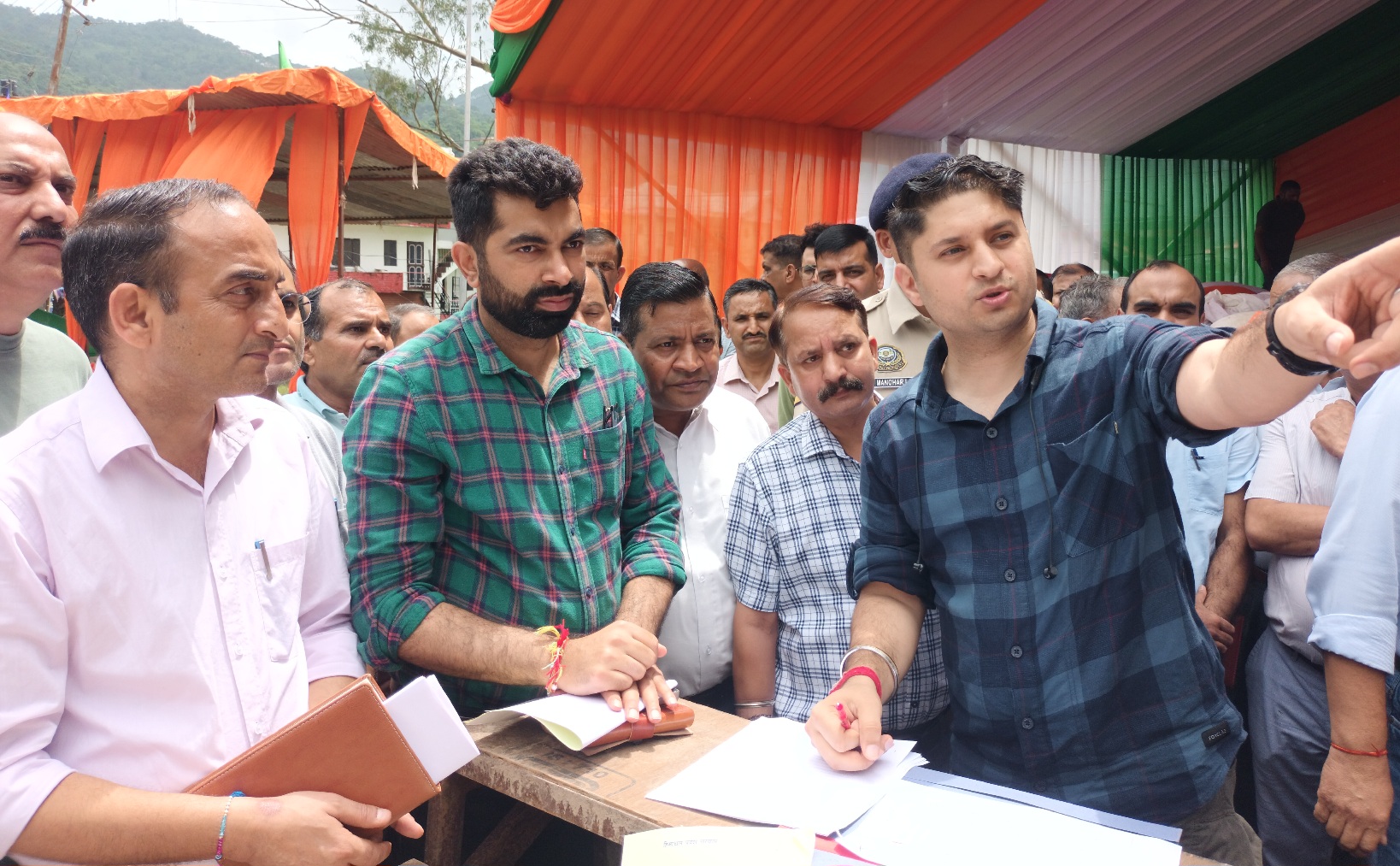राज्य स्तरीय स्वतंत्रता दिवस समारोह की तैयारियों का लेते हुए उपायुक्त।