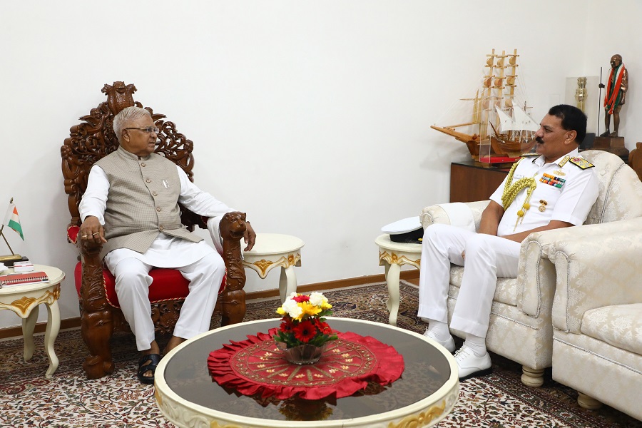 मप्र के राज्यपाल पटेल से एडमिरल दिनेश कुमार त्रिपाठी ने की सौजन्य भेंट